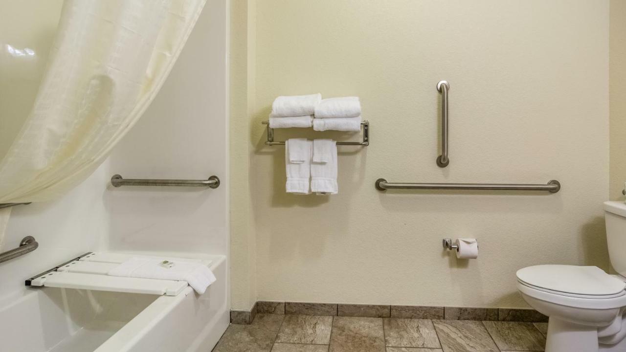 Cobblestone Hotel & Suites - Greenville Bagian luar foto